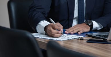Contar con la asesoría de un buen abogado es determinante para afrontar con éxito cualquier situación. No en vano, se trata de uno de los servicios que todos, en algún momento de nuestras vidas, vamos a requerir. De allí la importancia de contar con los mejores del sector, especialmente del área de interés en ese momento. Pese a ello, no siempre resulta sencillo tener acceso a una defensa de calidad porque hay factores que influyen significativamente, como es la capacidad monetaria de la persona que requiere este tipo de servicio. Sin embargo, es importante destacar que hay muy buenas opciones de abogados económicos Madrid que proporcionan un servicio que cumple con los más altos estándares de calidad. Claves para la selección de un buen abogado Sin lugar a dudas, la selección de un buen abogado es determinante para muchas situaciones que debemos enfrentar en la vida, desde la elaboración de una herencia hasta la gestión de una separación o la compraventa de un inmueble. Considerando el impacto que este tipo de decisiones tiene en nuestra vida a corto, mediano y largo plazo, resulta de vital importancia contratar a los mejores. A continuación compartimos algunos consejos que te ayudarán en ese proceso de selección: Tipo de abogado Hay abogados generales y abogados especializados en diversas áreas. Por ejemplo, los abogados expertos en derecho de familia son los más recomendables para gestionar todo lo relacionado con separaciones, divorcios, custodia de los hijos, elaboración de los convenios reguladores y mucho más. De allí que, al enfrentar este tipo de situaciones familiares, resulte ampliamente recomendable contar con un abogado que se especialice en dichas áreas. Coste del servicio Otro de los factores más importantes que debemos considerar es el costo del servicio. Sin embargo, como comentamos anteriormente, en la actualidad hay fantásticas opciones de abogados con amplia experiencia y que ofrecen un servicio de gran calidad sin que ello implique una inversión tan significativa. No siempre lo más caro es lo mejor y eso también aplica para esta área. Atención Es sumamente importante que, al momento de evaluar opciones, nos decantamos por aquel o aquellos que muestren interés verídico en nuestro caso. Si bien no seremos sus únicos clientes, es un buen valor agregado cuando se toma el tiempo para atendernos, escucharnos, responder dudas y plantear un camino de acción. Transparencia El otro factor que siempre habla positivamente de un abogado o grupo de abogado es la transparencia, tanto en lo que respecta a los costos del servicio, como a los tiempos promedios de respuesta. También es importante que esté dispuesto a responder las preguntas de los clientes, incluyendo todo lo relacionado con su experiencia en ese tipo de casos. Importancia de contar con un buen abogado Contar con representación legal, profesional y de calidad es sumamente importante para aumentar las probabilidades de éxito. Se trata de un factor decisivo, incluso en situaciones que parecen estar muy claras a nuestro favor. El impacto de las decisiones judiciales es significativo en muchos aspectos de nuestra vida. Por ello se trata de un servicio en el que resulta imprescindible contar con buenos abogados que nos asesoren y acompañen a lo largo de todo el proceso. Por otro lado, al contar con un abogado aumentamos las probabilidades de solventar cualquier tipo de situación de forma amigable, lo que se traduce en una situación sumamente ventajosa para todos los involucrados, tanto a nivel económico como de tiempo. Sin lugar a dudas, contar con un buen abogado es determinante para cualquier proceso legal o judicial que enfrentemos a lo largo de nuestra vida. De allí la importancia de tomarse el tiempo necesario para evaluar las diferentes opciones disponibles que se ajustan a nuestro presupuesto y, finalmente, decantarse por la más conveniente, siempre considerando los puntos que nombramos anteriormente, porque no es suficiente contar con cualquier abogado, sino que es importante que este tenga experiencia y la formación para apoyarnos en dicho proceso.